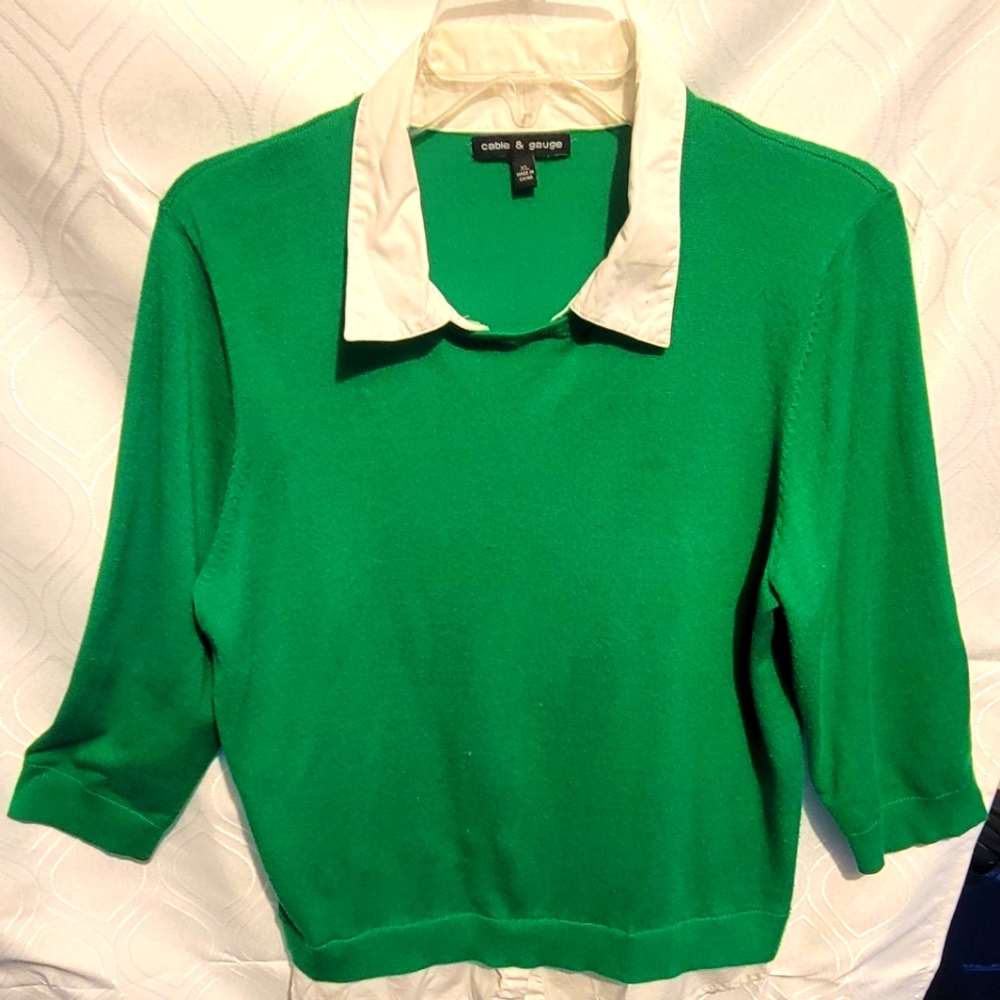 Green sweater with removable white collar